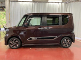 【スマートアシスト搭載車】 衝突回避支援ブレーキ機能(対車両・歩行者)、衝突警報機能(対車両・対歩行者)、誤発信抑制制御機能などの機能で安全な運転をサポートします。