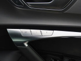 シートの高さ、前後スライド、角度、リクライニング機能の電動調整が可能。運転席とドアミラーなどのポジションを記憶、ボタン操作だけでセットされたポジションを自動的に再現する2プリセット分メモリー機能付き。