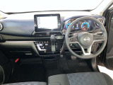 運転席周りのレイアウトをご覧ください。ナビゲーションが綺麗に装着されすっきり収まってますね!