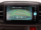 バックガイドモニター(リバース連動)で、後方を確認しながら安心して駐車することができます。運転初心者も熟練者も必須の機能ですよ!