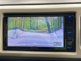 【バックカメラ】駐車時に後方がリアルタイム映像で確認できます。大型商業施設や立体駐車場での駐車時や、夜間のバック時に大活躍!運転スキルに関わらず、今や必須となった装備のひとつです!