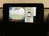 【パノラミックビューモニター】映像で、見づらい車両周辺の確認をアシスト。クルマを真上から見ているような映像を表示。 運転席から確認しにくい車両周囲の状況を把握。