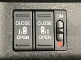 【両側パワースライドドア】両側がパワースライドドアになっており、運転席のスイッチやスマートキーでも開閉が可能です!開口部も広いので乗り降りも楽々♪