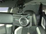 ドライブレコーダー装備:車の走行中の主に外観を中心に記録する撮影機材です!交通事故発生時の責任の所在を明確にしたり、観光等を記録するのにも役立ちます!
