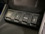 専用のケーブルを繋げばスマホのミラーリングが可能です。車内モニターでYouTubeを視聴することも出来ますよ♪