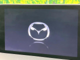 【10.25インチマツダコネクト】車内の雰囲気にマッチした大型ディスプレイ。スマホ接続でのナビ使用やBluetooth再生等、様々な機能が楽しめます。直感的なダイヤル操作が可能で、使い勝手も良好です。