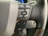 前方の車との車間を設定し、スピードを上げたり緩めたりを自動で行ってくれる追尾式の「レーダークルーズ」。上級装備の一つです!高級車にしかつかない嬉しい機能です。