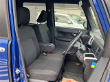 高いホールド性で運転姿勢が安定します。長距離ドライブでも疲れにくいのが魅力です。快適なドライビングライフをお送りください♪