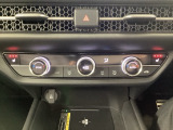 運転席と助手席にはシートヒーターが付いています☆寒い時期に腰周りを温めてくれるので体全体が温まりやすいのは勿論、暖房と違い顔に風が当たらないので、乾燥肌やドライアイの方でも大丈夫☆