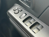 パワーウィンドウのスイッチですよ。 運転席に居ながら窓を開け閉めのコントロールできますよ。