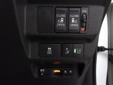ETC付。高速道路の料金所はキャッシュレスで通過です。両側電動スライドドアや【横滑り防止装置・衝突被害軽減ブレーキ】などのスイッチもまとめて運転手右側に配置。