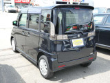 雪道も安心の4WD!雪が深い日でも、駐車場や荒れた道で動けなくなるリスクを軽減します。