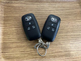 【スマートキー】 スマートキーを携帯していれば、ドアハンドルのボタンを押してロックの解除ができ、パワースライドドアもワンタッチで開閉できます。