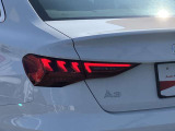 視界を鮮明に照らすだけでなく、対向車への配慮と最適な視界を両立し、ダイナミックインジケーターの流れるような輝きが、夜の街並みに先進性と知性を描き出します。
