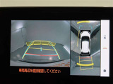 パノラミックビューモニター付きです。車両を上から見たような映像をモニター画面に表示。運転席からの目視では見にくい、車両周辺の状況をリアルタイムでしっかり確認できます。