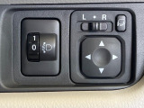 【電動格納ミラー】サイドミラーは電動格納式となっており、狭い駐車場でもキズがつくリスクを抑えられます。