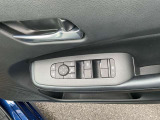 運転席のスイッチで、各席の窓ガラスの開閉ができます。運転席はオートになっているのでワンタッチ開閉することが出来ます。