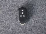 【スマートキー】鍵を持っているボタンを押すだけでエンジン始動。ドアの施錠もボタンを押すだけ。鍵は無くさない様にポケットに入れたまま。