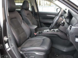 正しい姿勢で運転できるように体幹の腰部をしっかりささえるようデザインされているシートです。素材、シート形状を研究することでフィット感を高めつつ、優れた快適性を実現しています。