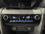 【オートエアコン】一度お好みの温度に設定すれば、車内の温度を検知し風量や温度を自動で調整してくれます。