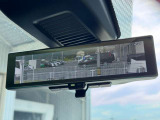 インテリジェントルームミラー搭載で、車の後方に設置されたカメラ映像を映し出してシートバックやヘッドレスト、同乗者に視界が遮られることがなく視認性が非常に良いです