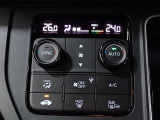 運転席からも手が届きやすく、操作しやすい空調コントロールパネル。オートエアコンなので操作の煩わしさが無くオールシーズン快適にドライブできます。快適空間で運転に集中できますね。
