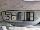 パワーウィンドウのスイッチですよ。 運転席に居ながら窓を開け閉めのコントロールできますよ。 ロック機能で、子供がイタズラして窓を開けるという事も無くなりますよ。