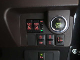 各操作スイッチが運転席すぐ近くにありますので、操作性バッチリです。