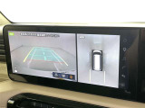 バックモニター付なので後退時に後方が見えるので安心。 車は構造上、死角がたくさんなので万が一を考えると必須ですね。 あくまで補助の為の装備、バックは目視で確認する事が重要ですよ。
