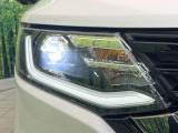 【LEDヘッドライト】悪天候や夜間走行時も良好な視界を確保し安心して運転できる高輝度LEDヘッドライトを装備!点灯速度が早く、消費電力も抑えられています。