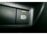 オートマチックハイビームを装備。先行車や対向車のライトを認識し、ハイビームとロービームを自動で切り替える機能です。夜道の視界を確保し歩行者などの早期発見をサポート。切り替え忘れも防いでくれます。