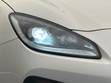 【LEDヘッドライト】悪天候や夜間走行時も良好な視界を確保し安心して運転できる高輝度LEDヘッドライトを装備!点灯速度が早く、消費電力も抑えられています。