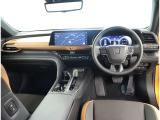 デザインもよく、居心地のよい運転席ですね。分かりやすいスイッチ類ですから操作もしやすく運転をサポートします。ぜひご来店いただき、実際にお座りいただいてステアリングを握ってみてください!