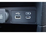 運転席からも助手席からも使いやすい位置に急速充電対応タイプのUSBジャックを設けました。ドライブの時間をスマートフォン等の充電時間に充てられます。