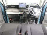 コンテナを思わせる無骨な質感がアウトドア気分をかき立てる運転空間です。