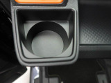 カップホルダーは運転席や助手席からちょうど手の届く位置です!!