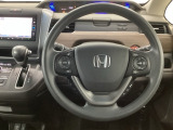 【ハンドル】運転にかかわる様々な操作を安全に行えるように視点移動が少なく操作性に配慮されたスイッチ類が凝縮されたコックピットです。