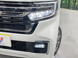 【LEDヘッドライト】悪天候や夜間走行時も良好な視界を確保し安心して運転できる高輝度LEDヘッドライトを装備!点灯速度が早く、消費電力も抑えられています。