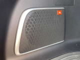 【JBLサウンドシステム】メーカーオプションのサウンドシステムを搭載!車種ごとチューニングされたスピーカーから流れる音は、車内に臨場感あふれる空間をもたらします。ぜひ一度現車をご覧の際にお試しください!