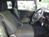 外見からは想像もつかないほど広い車内空間です。ゆったりと座れます。