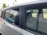 プライバシーガラスが搭載されておりますので、車内のプライバシーを保護してくれます。