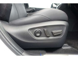 運転席にはパワーシートが付いております。パワーシートは指先1つで操作出来るためチカラの弱い女性の方でもシートに座ったまま操作出来ます♪