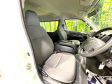 運転席まわりには十分なスペースがあり、大柄な方でもゆったり運転していただける環境です。