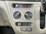 寒い冬も暑い夏も全席に快適な空調を届けてくれる、ダイヤル式エアコンを装備♪