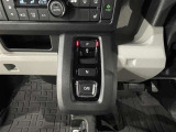 【電動パーキング】ボタンひとつでパーキングON。女性の方や運転に慣れていない方にも安心.