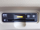 ■【ETC車載器】が装備されています。セットアップをしてお渡しとなり、ETCカードを差し込むだけで高速道路の利用が可能です。