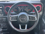 操作性の良いハンドルで運転中のストレスも軽減されます。