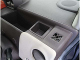 運転席前に収納BOXがあります!収納が多いと嬉しいですよね♪