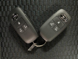 電子カードキーを携帯していれば、ドアハンドルやバックドアのリクエストスイッチを押すだけでドアの施錠・解錠が出来ます♪もちろん 遠隔操作も可能です!盗難防止のイモビライザー機能装備ですよ ☆