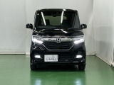LEDヘッドライトを装備しています。LEDヘッドライトはとても明るく、雨の日や夜間走行も安全・安心です。オートライトコントロール付きで周囲の明るさに応じて自動で点灯・消灯します
